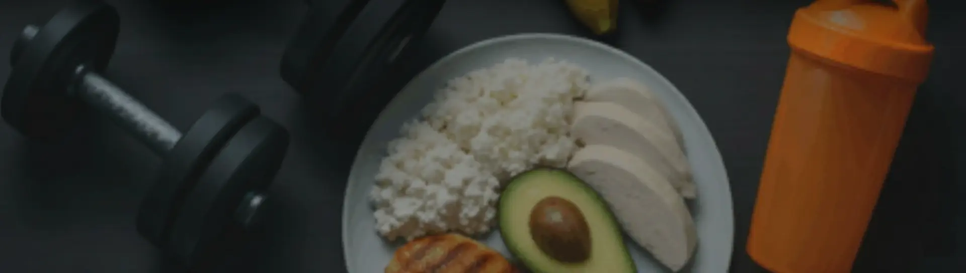 Гантели, тарелка со здоровой едой, шейкер